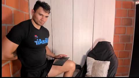 Snapshot of gendersonfit chatting on 07-16-26, 09:10 gendersonfit online show from 07-16-26, 09:10