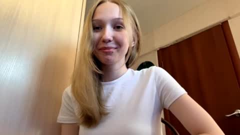 Snapshot of gertrudeuran chatting on 06-16-26, 04:37 Sophie online show from 06-16-26, 04:37