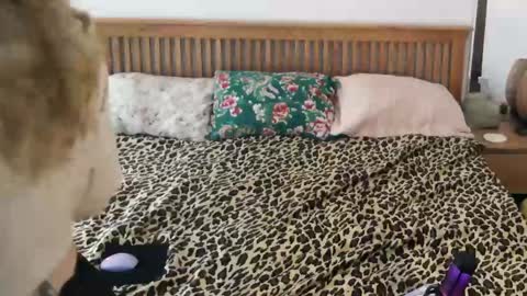 Snapshot of gin_and_juice_ chatting on 09-10-25, 04:56 Suki online show from 09-10-25, 04:56