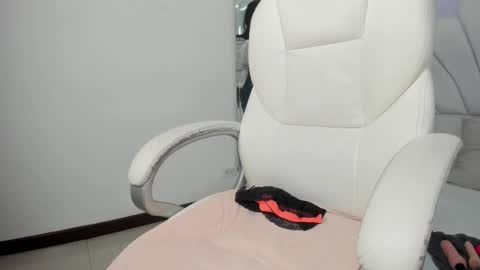 Ginebra Ness online show from 11-19-25, 01:00