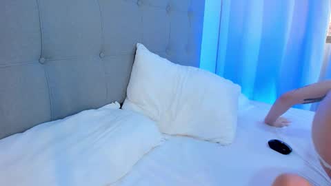 Snapshot of gintonicax chatting on 10-17-25, 07:49 Ginevra online show from 10-17-25, 07:49