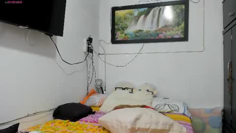 Snapshot of giorgia_xue55 chatting on 06-25-26, 05:12 Mary online show from 06-25-26, 05:12