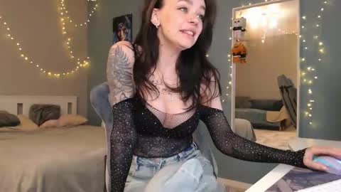 Snapshot of girl_happiness chatting on 02-28-25, 01:58 Secret online show from 02-28-25, 01:58