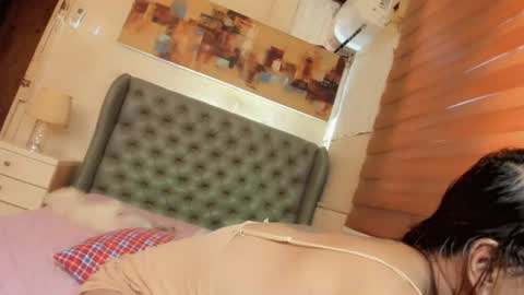 Snapshot of girl_in_ur_dreams chatting on 06-20-26, 11:40 urGIRL online show from 06-20-26, 11:40