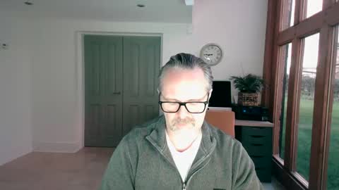 girlsandbikes online show from 12-30-24, 04:08