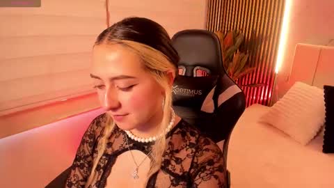 Snapshot of giselle_laurens_ chatting on 02-14-26, 09:00 Giselle online show from 02-14-26, 09:00