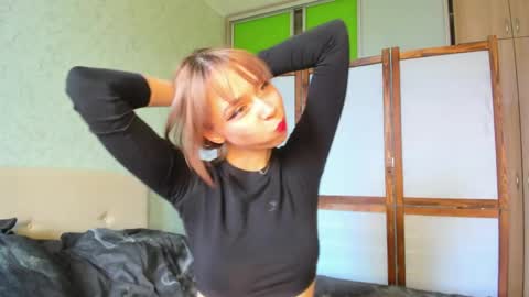 Snapshot of glitchy_doll chatting on 05-12-26, 04:42 Sara online show from 05-12-26, 04:42