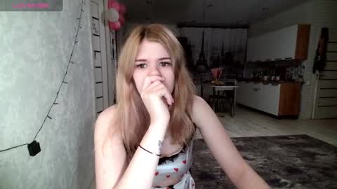 Snapshot of glossy_girl_1 chatting on 12-04-24, 02:31 Roxy online show from 12-04-24, 02:31