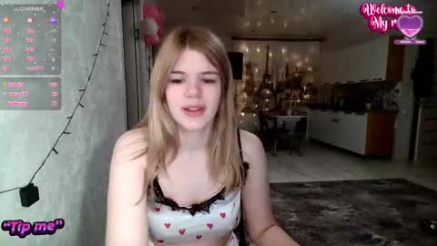 Snapshot of glossy_girl_1 chatting on 12-16-24, 02:47 Roxy online show from 12-16-24, 02:47