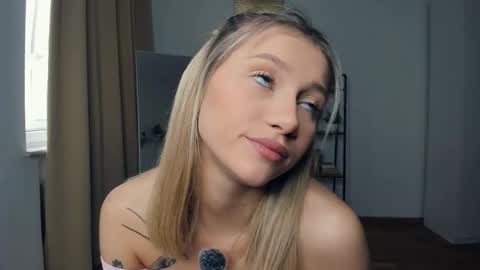 Snapshot of glossybabe_ chatting on 10-16-25, 07:20 Cherry online show from 10-16-25, 07:20