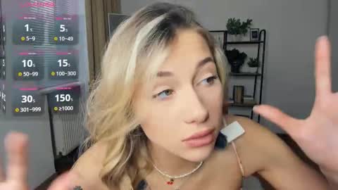 Snapshot of glossybabe_ chatting on 10-20-25, 07:20 Cherry online show from 10-20-25, 07:20