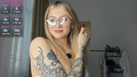 Snapshot of glossybabe_ chatting on 04-23-26, 08:02 Cherry online show from 04-23-26, 08:02