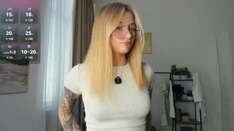 Snapshot of glossybabe_ chatting on 05-24-26, 08:19 Cherry online show from 05-24-26, 08:19