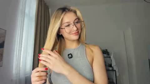 Snapshot of glossybabe_ chatting on 06-15-26, 10:06 Cherry online show from 06-15-26, 10:06