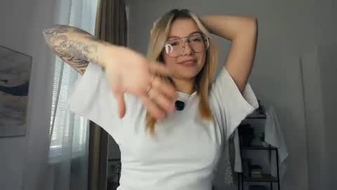 Snapshot of glossybabe_ chatting on 06-21-26, 08:17 Cherry online show from 06-21-26, 08:17