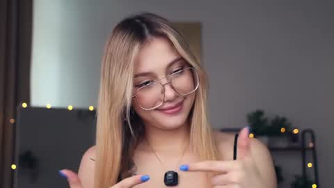 Snapshot of glossybabe_ chatting on 07-05-26, 10:11 Cherry online show from 07-05-26, 10:11