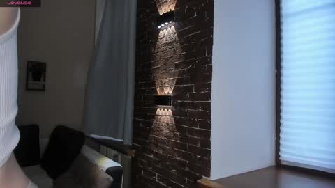 Snapshot of glowhub_ chatting on 02-18-26, 02:02 Ann Eliz and Gigi online show from 02-18-26, 02:02