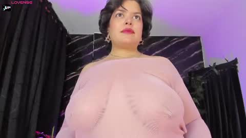 Snapshot of goddess_arethaozz chatting on 07-06-26, 01:19 Aretha online show from 07-06-26, 01:19