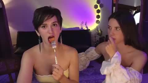 Snapshot of goddess_marylin chatting on 07-09-26, 05:44 330 UTC2 girls online show from 07-09-26, 05:44
