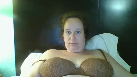 Snapshot of goddessmilfcrysyal chatting on 04-19-26, 01:05 Crystal online show from 04-19-26, 01:05