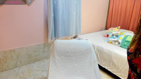 Snapshot of gold_curlscb chatting on 09-25-25, 06:44 Mary online show from 09-25-25, 06:44