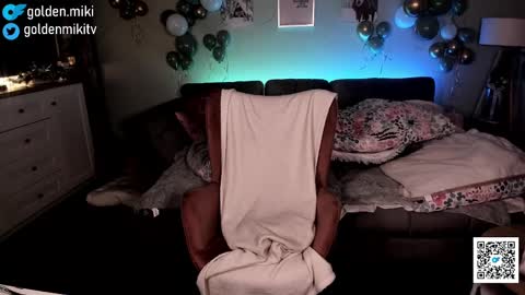 Snapshot of golden_miki chatting on 01-05-25, 04:14 Shy in the streets but a freak in the sheets online show from 01-05-25, 04:14