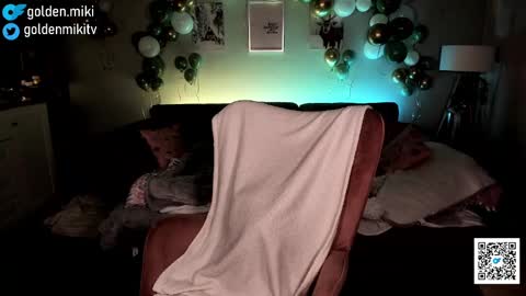 Snapshot of golden_miki chatting on 01-12-25, 06:17 Shy in the streets but a freak in the sheets online show from 01-12-25, 06:17