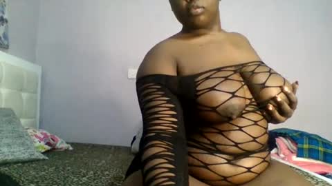 Snapshot of goldencurves_bunny chatting on 07-31-26, 10:47 Bella online show from 07-31-26, 10:47