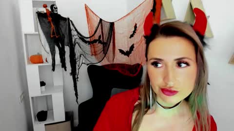 Olivia online show from 10-31-25, 05:08