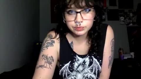 Snapshot of gothgoddessrose666 chatting on 05-26-26, 03:35 Goddessr0se online show from 05-26-26, 03:35