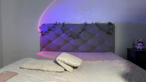 Snapshot of gracefulcharm_ chatting on 05-15-26, 11:01 Daria online show from 05-15-26, 11:01
