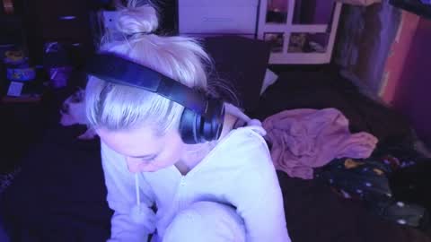 Snapshot of graylovescookies chatting on 12-26-24, 07:27 graylovescookies online show from 12-26-24, 07:27