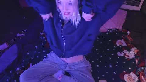 Snapshot of graylovescookies chatting on 12-27-24, 09:00 graylovescookies online show from 12-27-24, 09:00