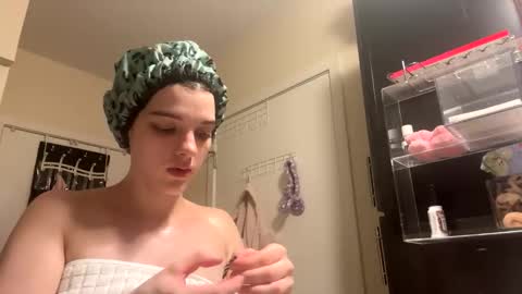 Snapshot of greeneyedmilly chatting on 11-10-25, 01:37 greeneyedmilly online show from 11-10-25, 01:37