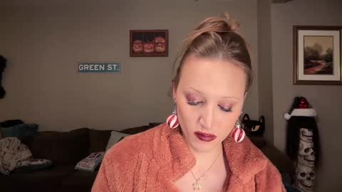 Snapshot of greenxxxqueen chatting on 12-22-24, 01:11 SexQueen Nikki online show from 12-22-24, 01:11