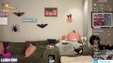 Snapshot of greenxxxqueen chatting on 09-27-25, 04:06 SexQueen Nikki online show from 09-27-25, 04:06