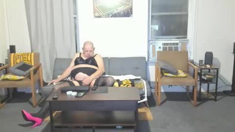 Snapshot of gregkuitch chatting on 11-18-25, 12:27 gregkuitch online show from 11-18-25, 12:27