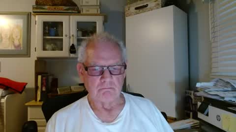 Snapshot of gspotlover1 chatting on 08-01-26, 01:10 Horny Daddy online show from 08-01-26, 01:10