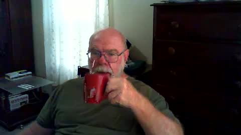 Snapshot of gtnolder60 chatting on 06-11-26, 11:52 Gary online show from 06-11-26, 11:52