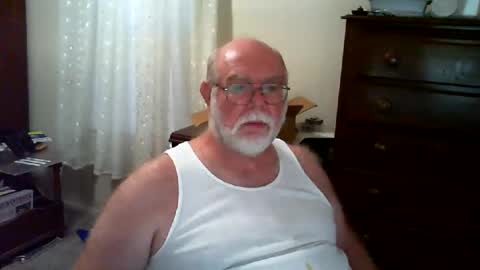 Snapshot of gtnolder60 chatting on 08-05-26, 12:35 Gary online show from 08-05-26, 12:35