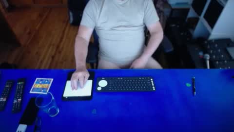 guesswhatigot2 online show from 11-23-25, 04:01