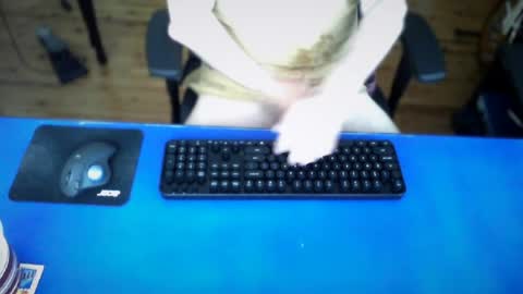 Snapshot of guesswhatigot2 chatting on 07-18-26, 06:06 guesswhatigot2 online show from 07-18-26, 06:06