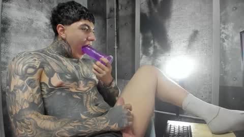 Snapshot of gury_tattoo chatting on 05-13-26, 11:11 Gury online show from 05-13-26, 11:11