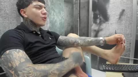 Snapshot of gury_tattoo chatting on 05-21-26, 07:32 Gury online show from 05-21-26, 07:32