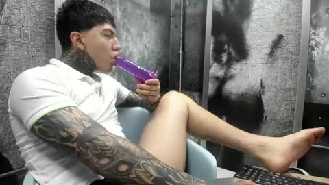 Snapshot of gury_tattoo chatting on 05-23-26, 02:32 Gury online show from 05-23-26, 02:32