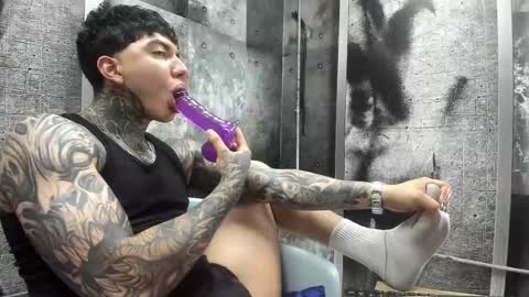 Snapshot of gury_tattoo chatting on 05-27-26, 07:11 Gury online show from 05-27-26, 07:11