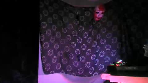 guyst049 online show from 10-28-25, 07:49