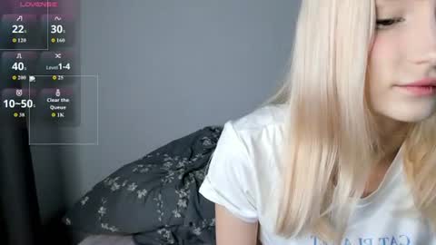 Snapshot of gwencase chatting on 06-22-26, 07:22 Gwan online show from 06-22-26, 07:22