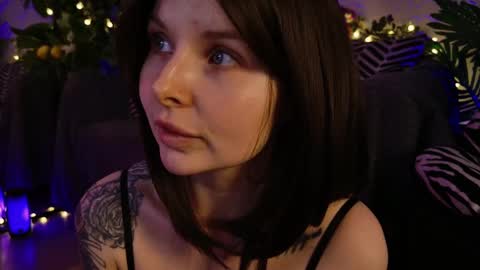 gwenhilton online show from 03-11-25, 05:38