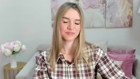 Snapshot of gwensmitt chatting on 06-20-26, 10:01 gwensmitt online show from 06-20-26, 10:01